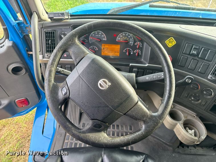 image for item EC3539 2006 Volvo VNL semi truck