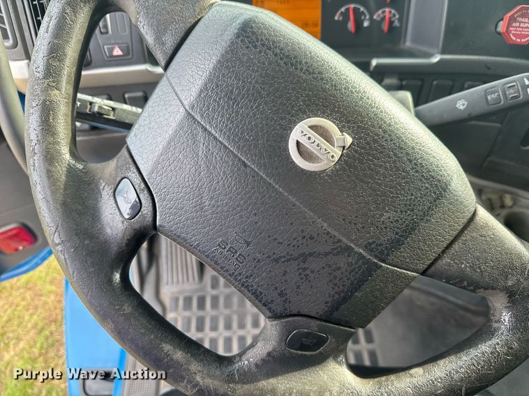 image for item EC3539 2006 Volvo VNL semi truck