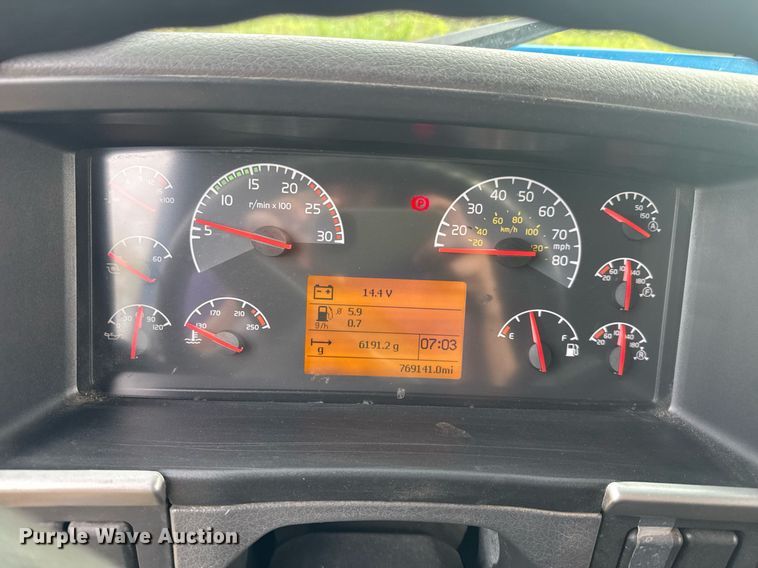 image for item EC3539 2006 Volvo VNL semi truck