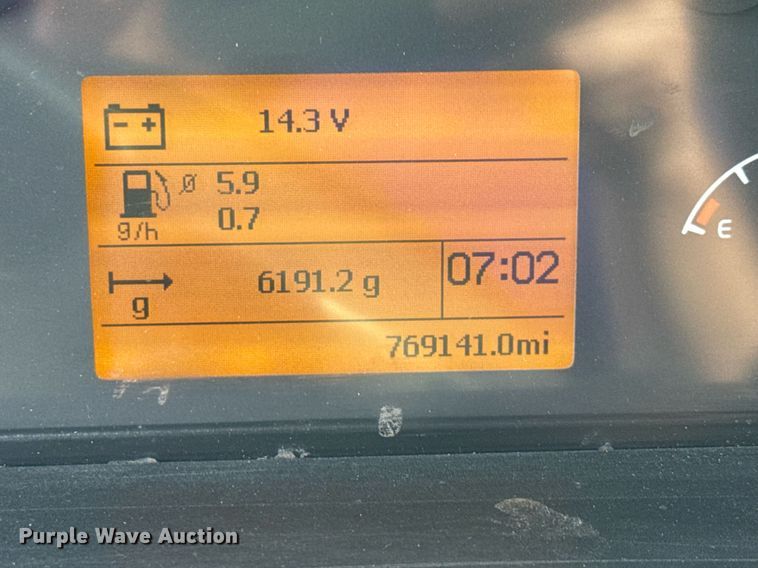 image for item EC3539 2006 Volvo VNL semi truck