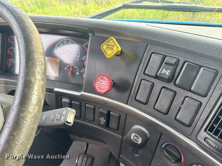 image for item EC3539 2006 Volvo VNL semi truck