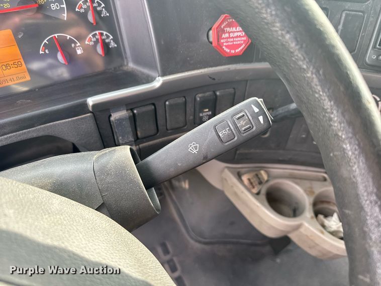 image for item EC3539 2006 Volvo VNL semi truck