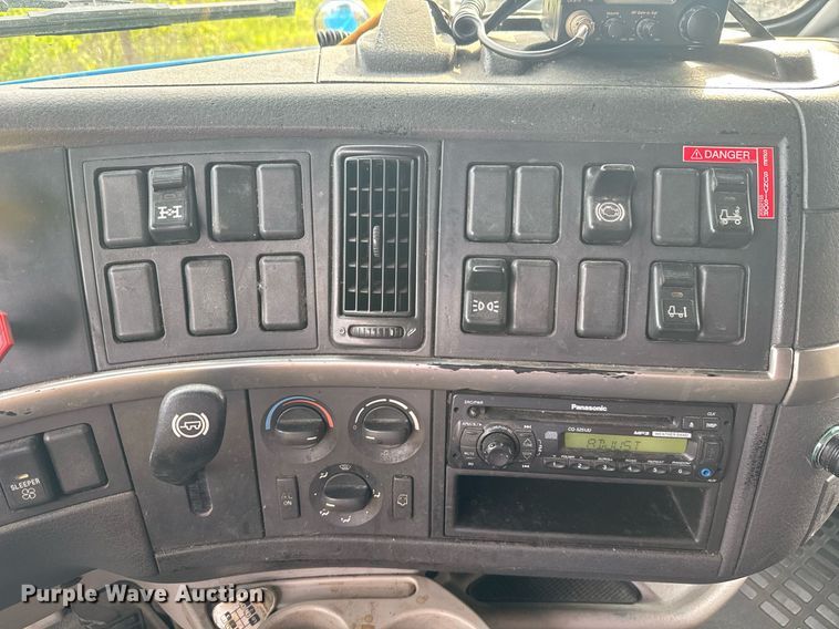 image for item EC3539 2006 Volvo VNL semi truck