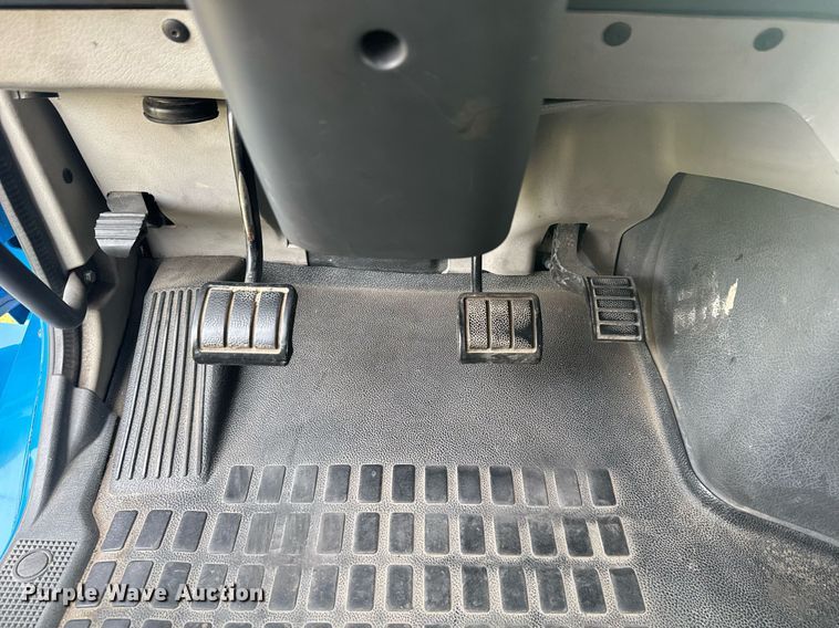 image for item EC3539 2006 Volvo VNL semi truck