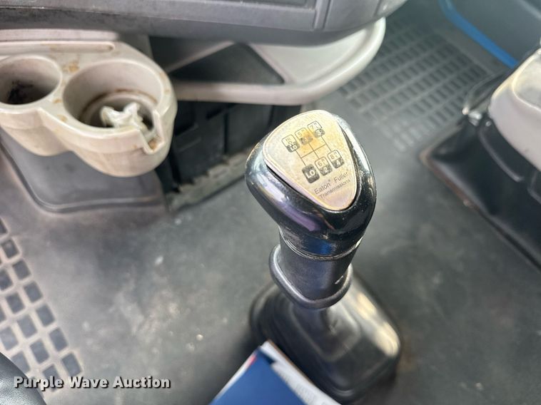 image for item EC3539 2006 Volvo VNL semi truck