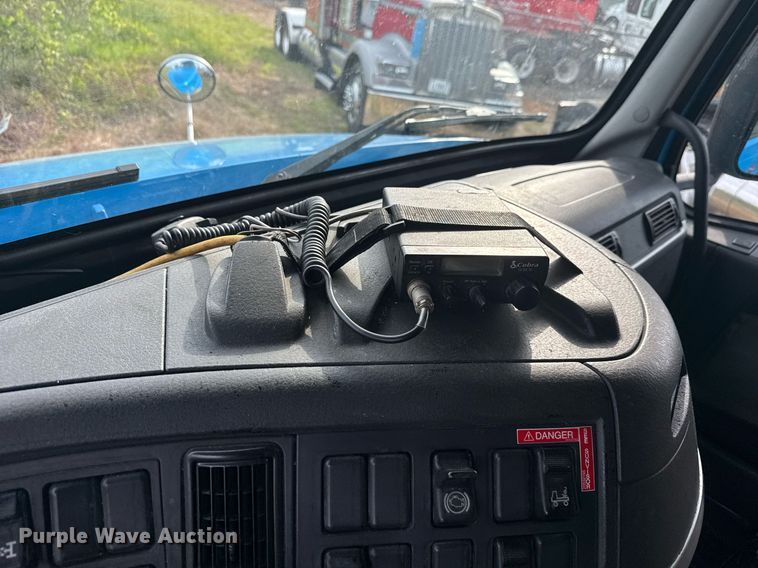 image for item EC3539 2006 Volvo VNL semi truck