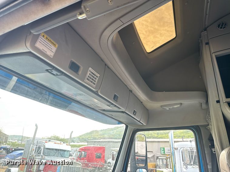 image for item EC3539 2006 Volvo VNL semi truck