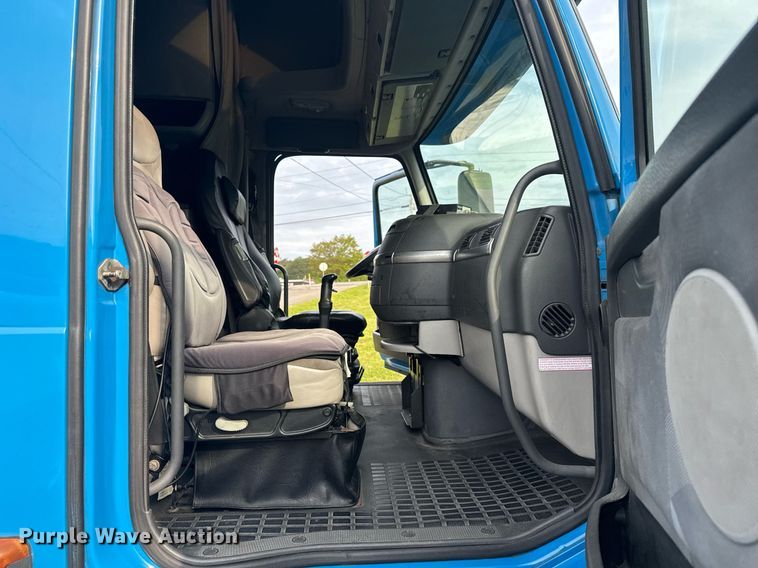 image for item EC3539 2006 Volvo VNL semi truck