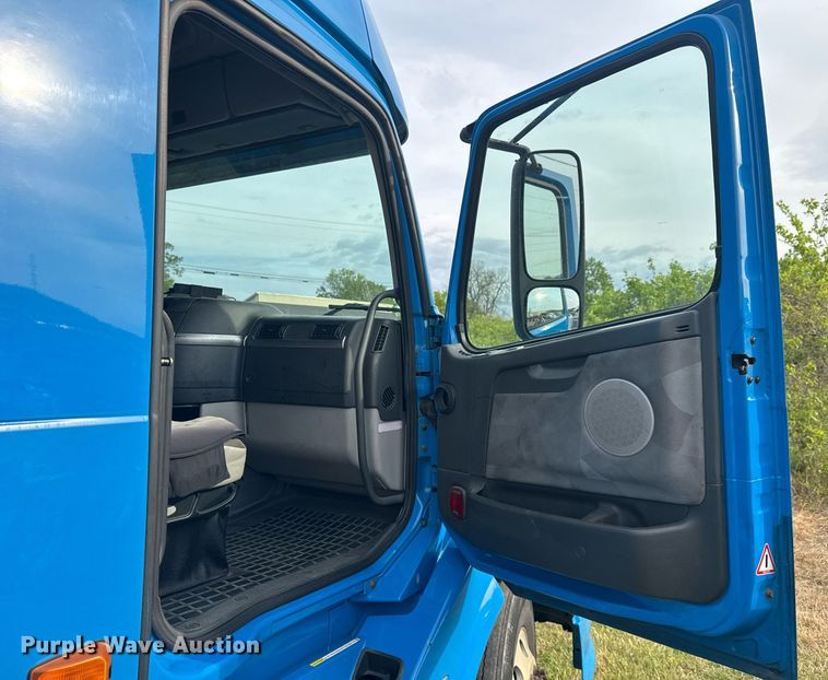 image for item EC3539 2006 Volvo VNL semi truck