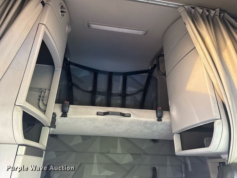 image for item EC3539 2006 Volvo VNL semi truck