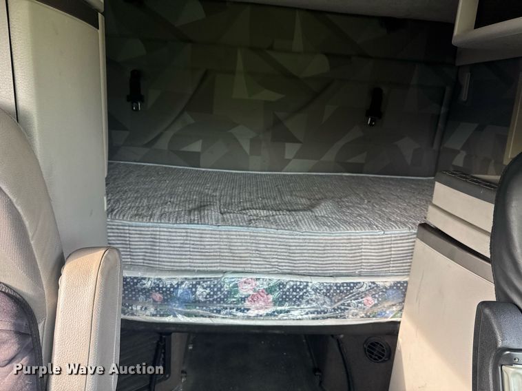 image for item EC3539 2006 Volvo VNL semi truck