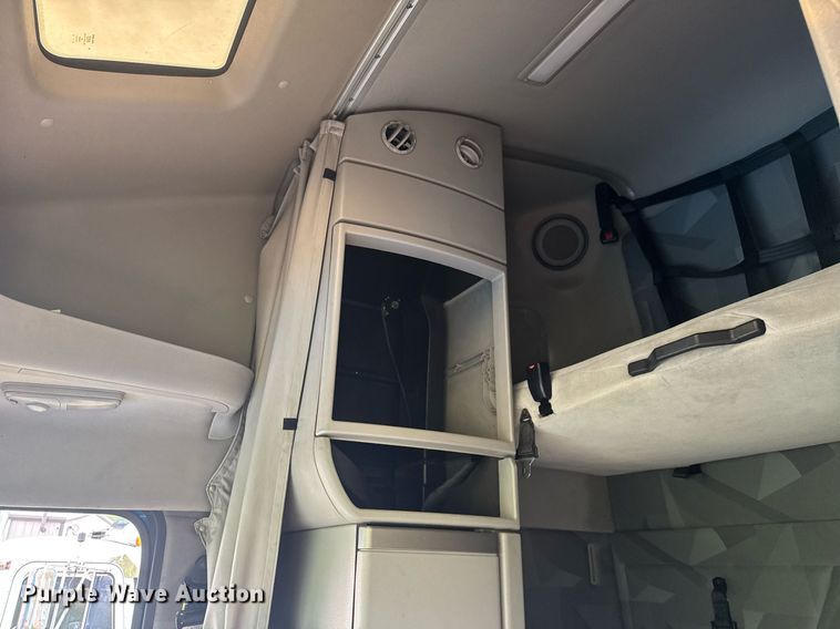 image for item EC3539 2006 Volvo VNL semi truck