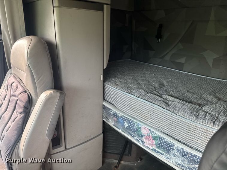 image for item EC3539 2006 Volvo VNL semi truck