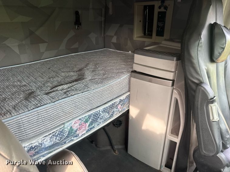 image for item EC3539 2006 Volvo VNL semi truck