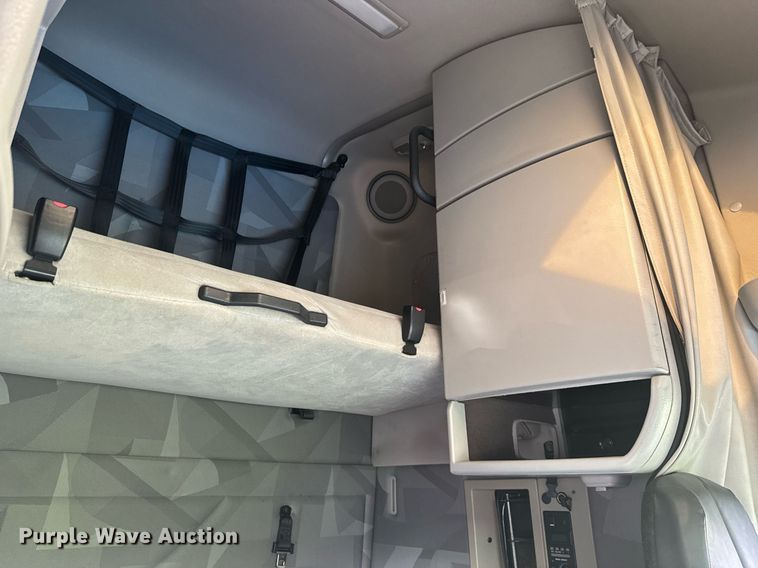 image for item EC3539 2006 Volvo VNL semi truck