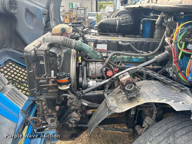 image for item EC3539 2006 Volvo VNL semi truck