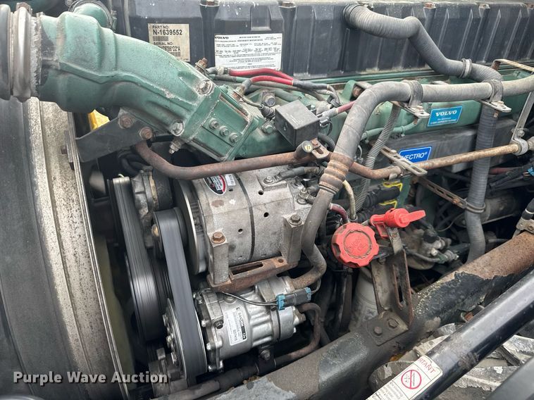 image for item EC3539 2006 Volvo VNL semi truck