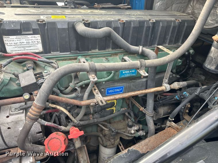 image for item EC3539 2006 Volvo VNL semi truck