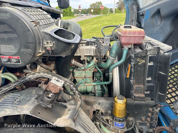 image for item EC3539 2006 Volvo VNL semi truck