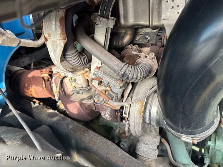 image for item EC3539 2006 Volvo VNL semi truck