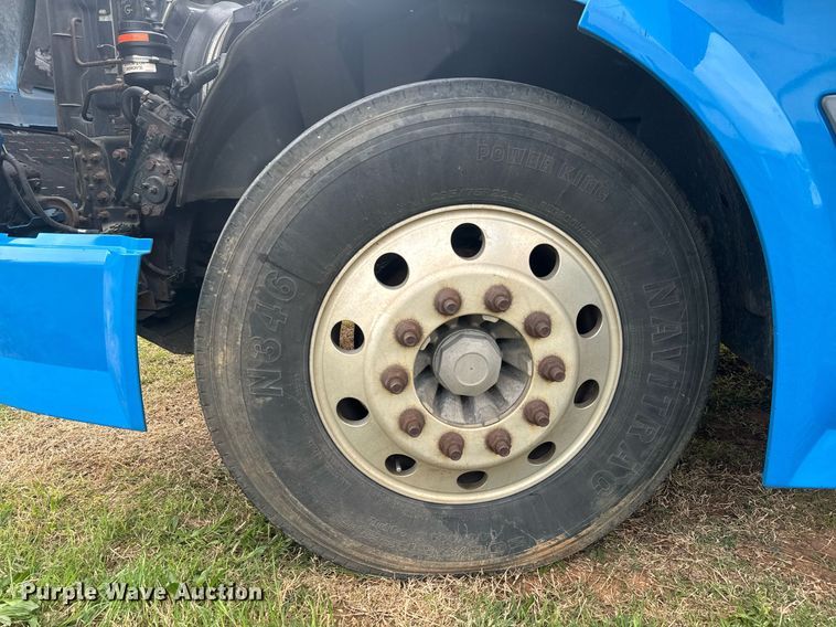 image for item EC3539 2006 Volvo VNL semi truck