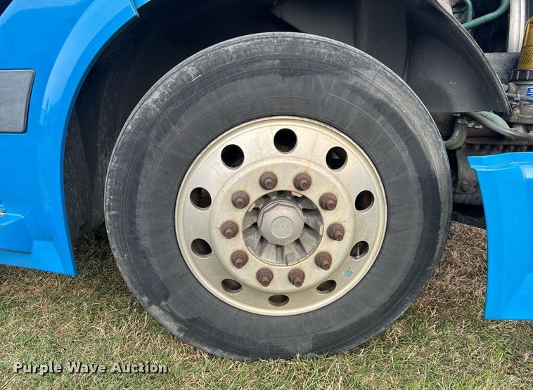 image for item EC3539 2006 Volvo VNL semi truck