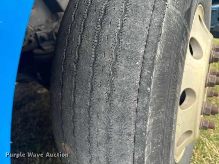 image for item EC3539 2006 Volvo VNL semi truck