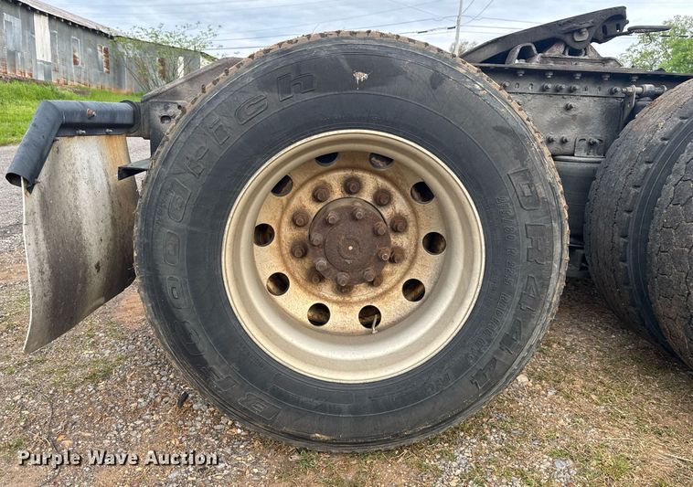 image for item EC3539 2006 Volvo VNL semi truck