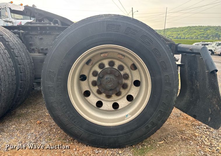 image for item EC3539 2006 Volvo VNL semi truck