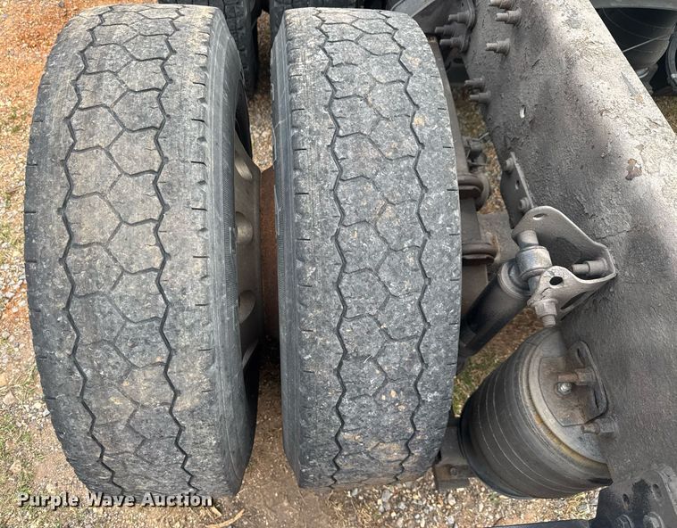 image for item EC3539 2006 Volvo VNL semi truck