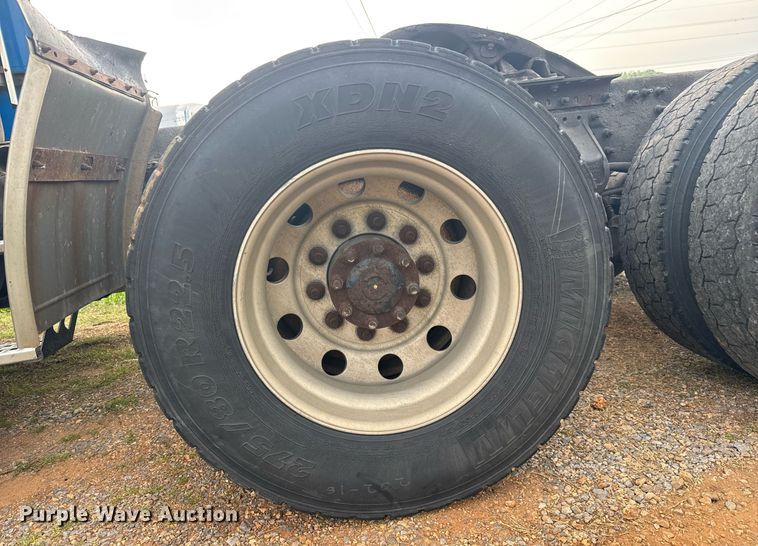 image for item EC3539 2006 Volvo VNL semi truck