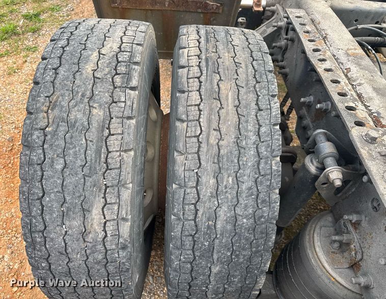 image for item EC3539 2006 Volvo VNL semi truck