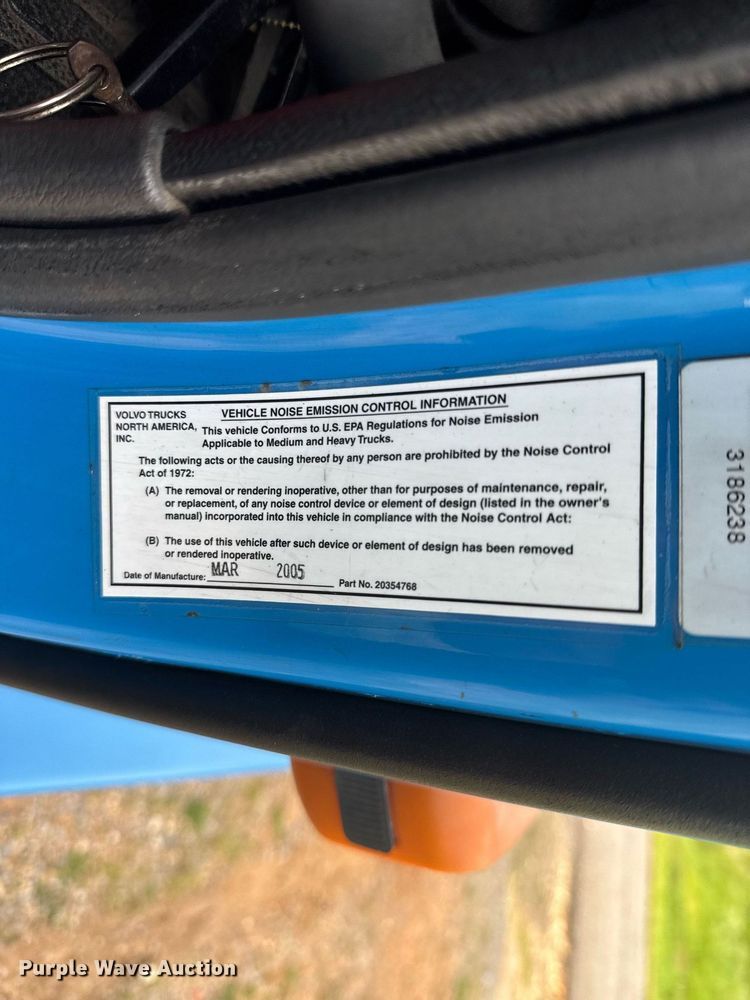 image for item EC3539 2006 Volvo VNL semi truck