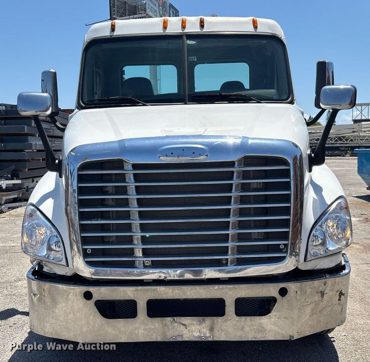 image for item EC3579 2008 Freightliner Cascadia semi truck