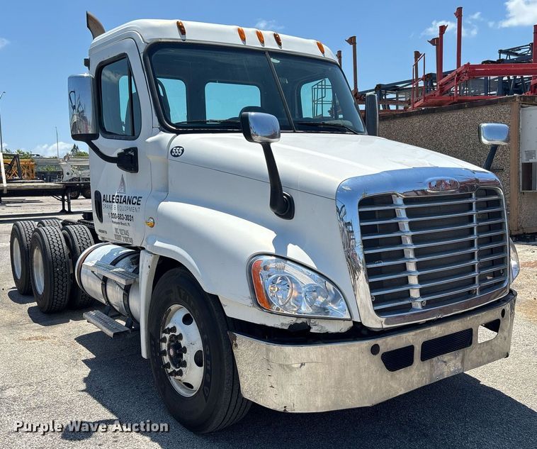 image for item EC3579 2008 Freightliner Cascadia semi truck