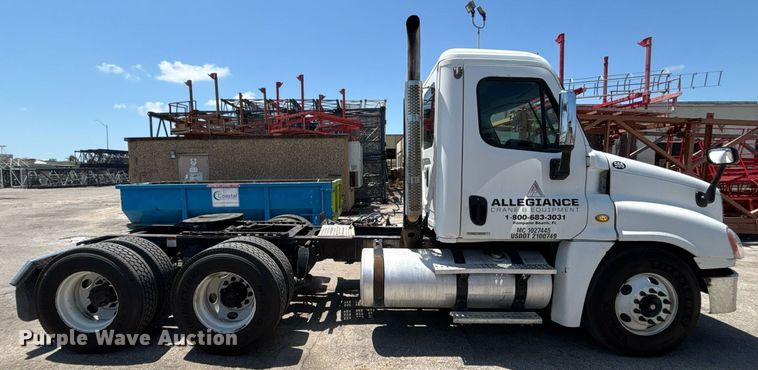 image for item EC3579 2008 Freightliner Cascadia semi truck