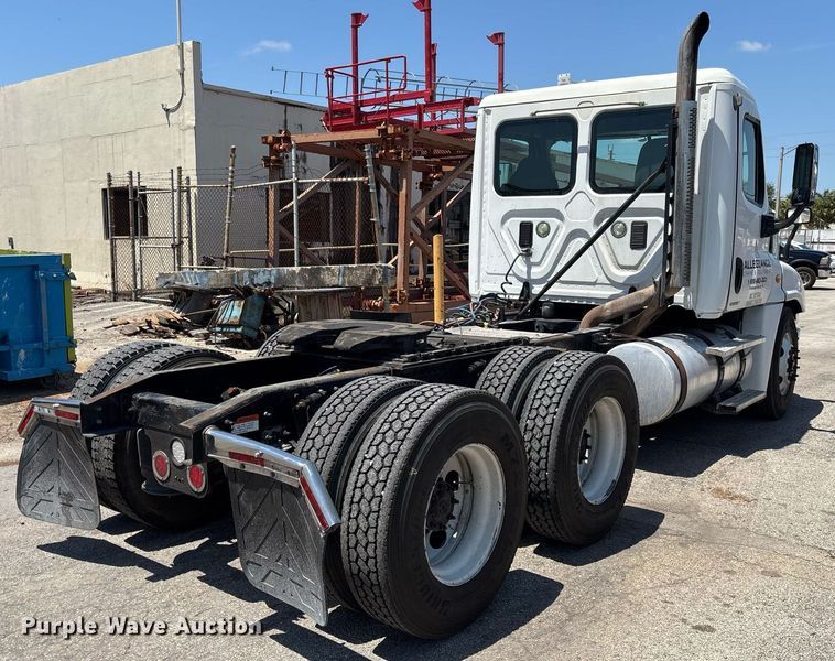 image for item EC3579 2008 Freightliner Cascadia semi truck