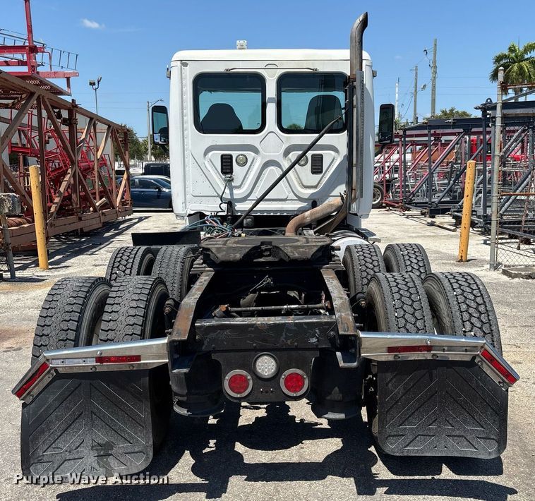 image for item EC3579 2008 Freightliner Cascadia semi truck