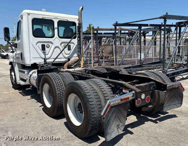 image for item EC3579 2008 Freightliner Cascadia semi truck