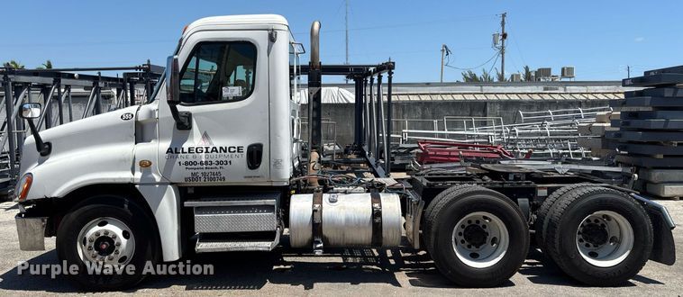 image for item EC3579 2008 Freightliner Cascadia semi truck