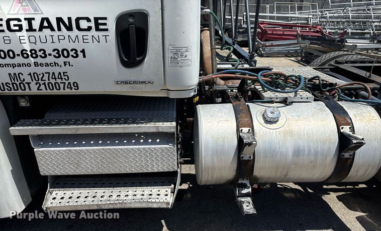 image for item EC3579 2008 Freightliner Cascadia semi truck