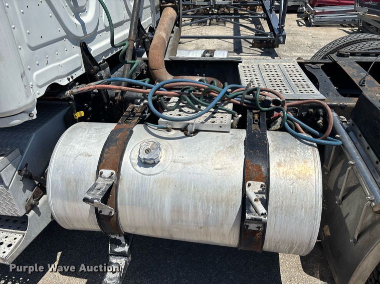 image for item EC3579 2008 Freightliner Cascadia semi truck