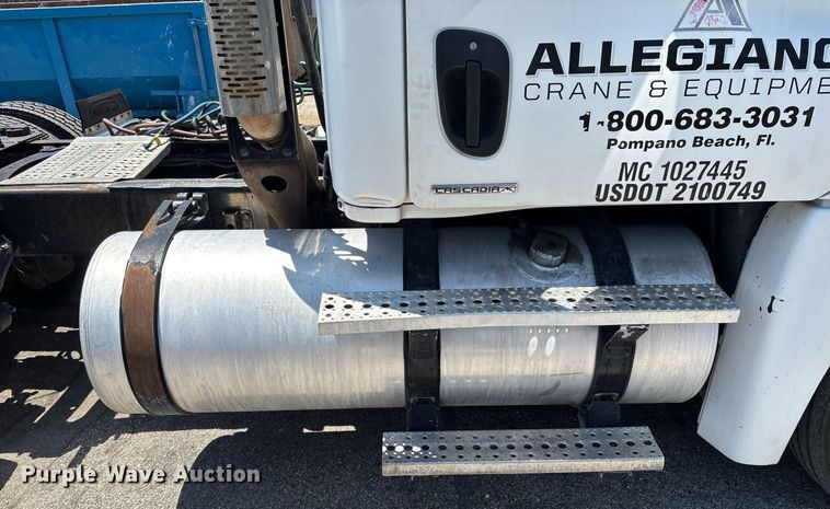 image for item EC3579 2008 Freightliner Cascadia semi truck