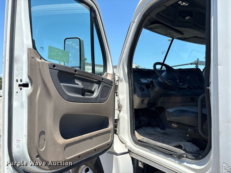 image for item EC3579 2008 Freightliner Cascadia semi truck