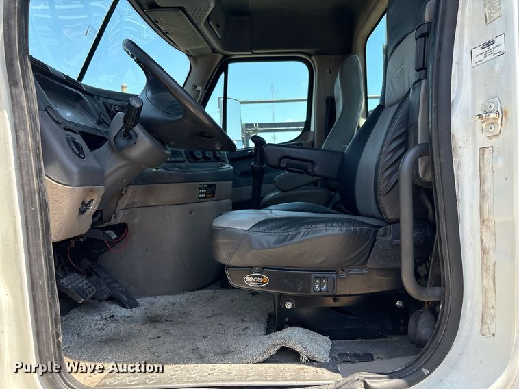 image for item EC3579 2008 Freightliner Cascadia semi truck