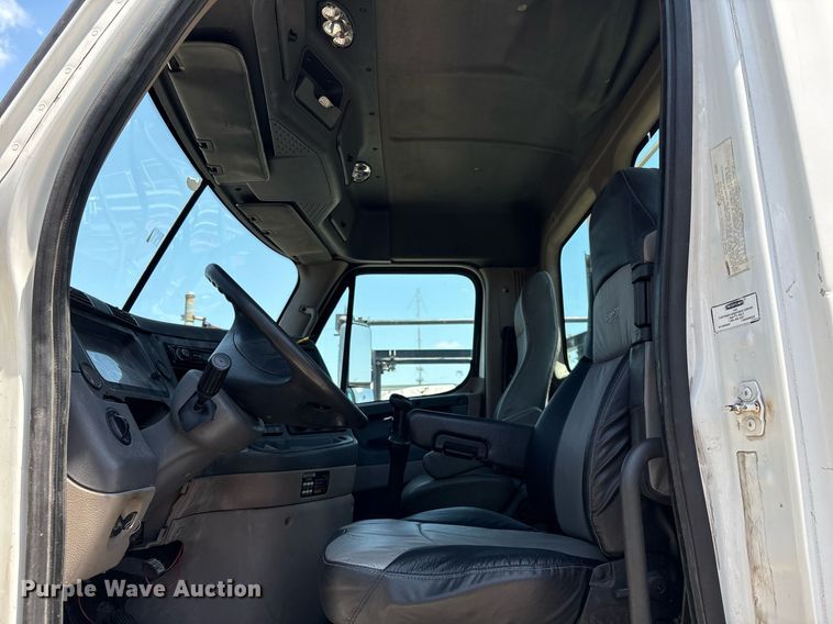 image for item EC3579 2008 Freightliner Cascadia semi truck