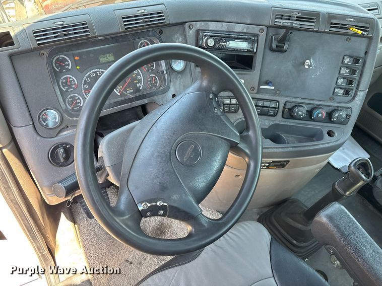 image for item EC3579 2008 Freightliner Cascadia semi truck