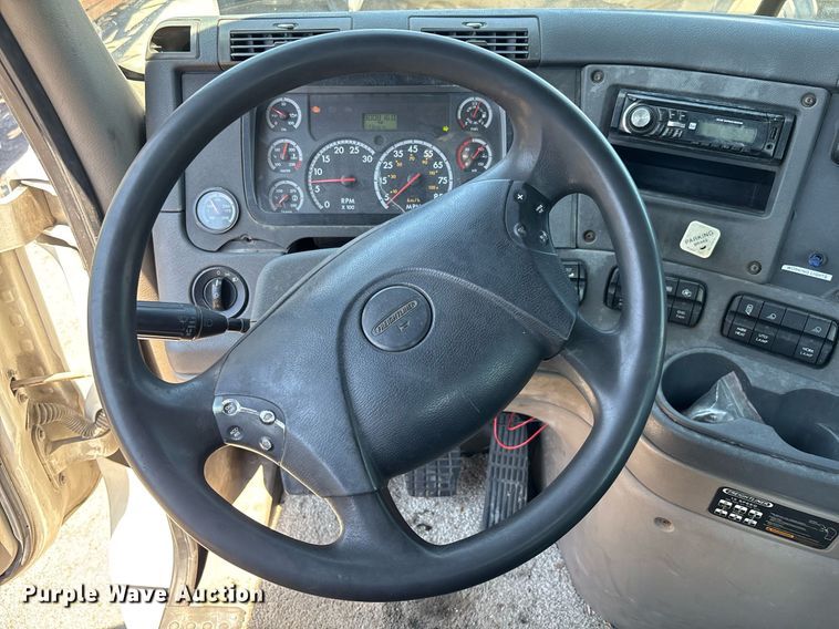 image for item EC3579 2008 Freightliner Cascadia semi truck