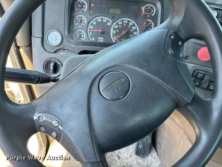 image for item EC3579 2008 Freightliner Cascadia semi truck