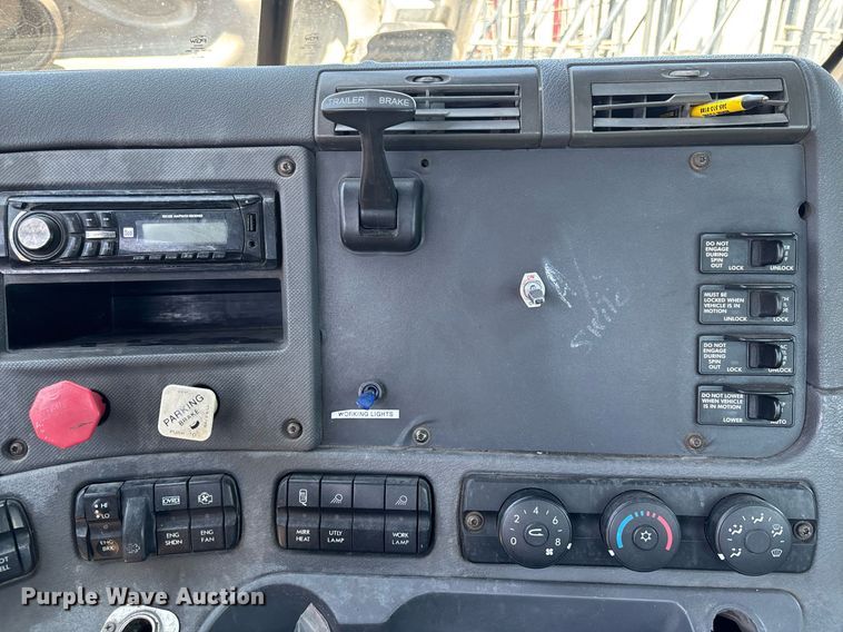 image for item EC3579 2008 Freightliner Cascadia semi truck